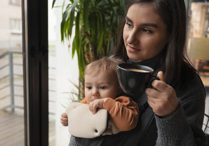 Frau mit Kind im Café