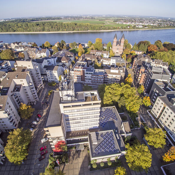 Luftaufnahme vom Stadtzentrum Wesseling mit Neuem Rathaus im Vordergrund
