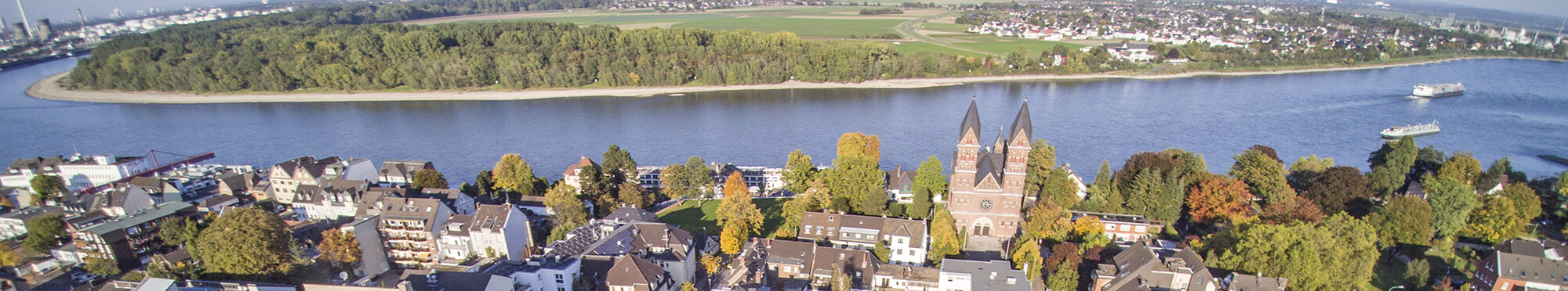 Luftaufnahme vom Stadtzentrum Wesseling mit Neuem Rathaus im Vordergrund