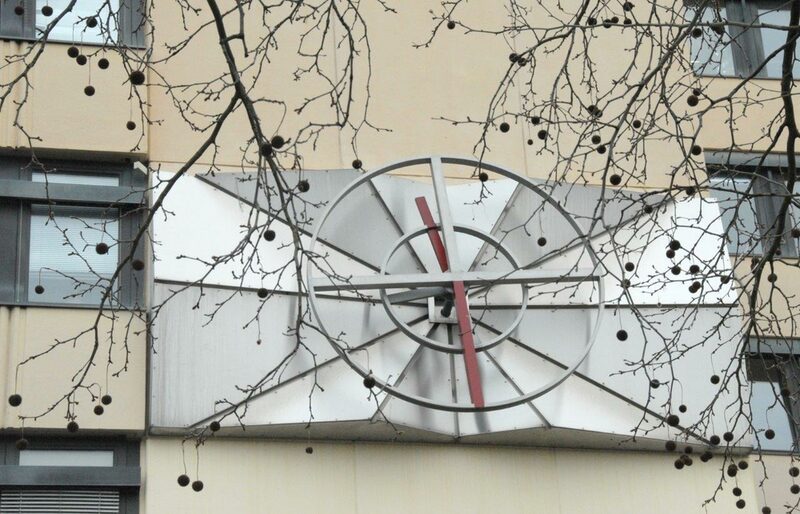 Rathausuhr in Form einer kinetischen Wandplastik und Uhrmusik