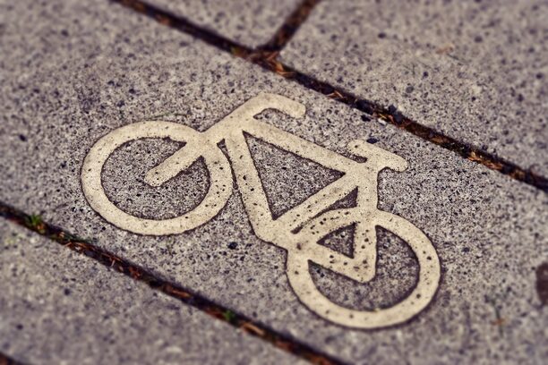Fahrrad Symbol auf Pflastersteinen