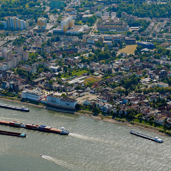 Luftbild mit Wesselings Innenstadt vom Rhein aus