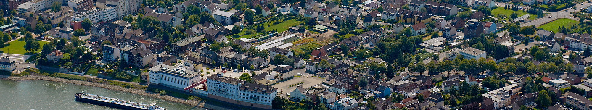 Luftbild mit Wesselings Innenstadt vom Rhein aus