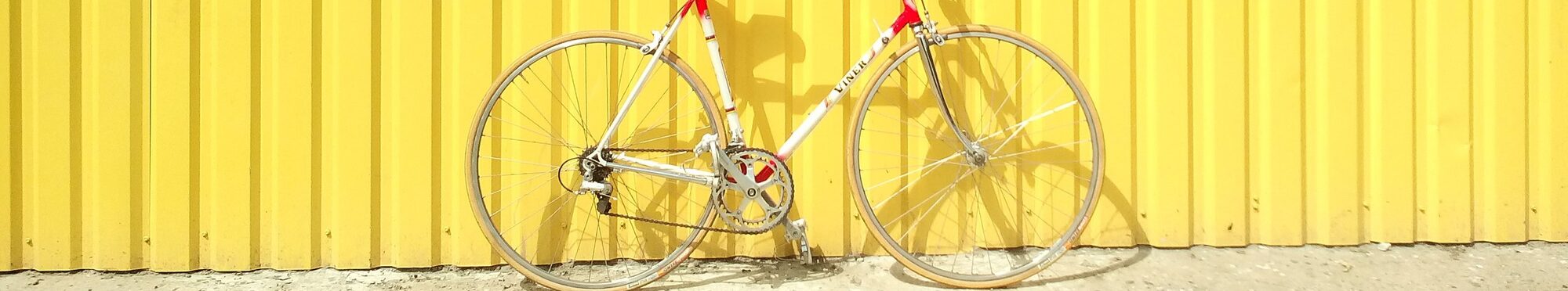 Fahrrad vor gelber Wand