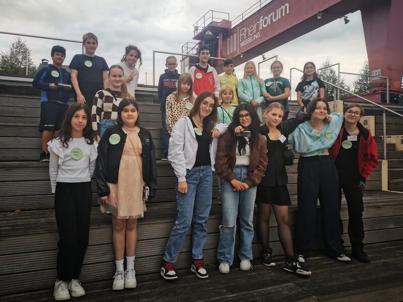 Der neugewählte Wesselinger Jugendrat auf der Treppe am Rheinforum