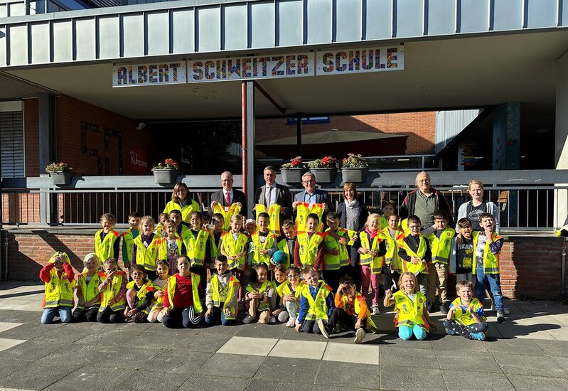 Die Erstklässlerinnen und Erstklässler der Albert-Schweizer-Schule mit ihren neuen Leuchtwesten