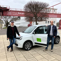 Sascha Bormann, Leiter, und Andreas Dücker, Sachgebietsleiter Betriebsmanagement im Amt für Gebäudewirtschaft, absolvierten ihre erste Fahrt mit dem E-Fahrzeug.