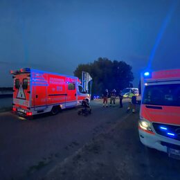 Rettungsfahrzeuge am Einsatzort am Rheinufer Wesseling