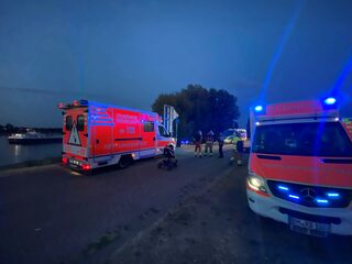 Rettungsfahrzeuge am Einsatzort am Rheinufer Wesseling