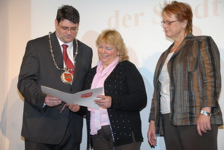Bürgermeister Hans-Peter Haupt mit der Vorsitzenden Angelika Schaefer (Mitte) und der stellvertretenden Vorsitzenden Brigitte Sombrowski.