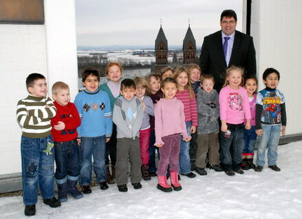 Bürgermeister Hans-Peter Haupt mit den Kindergartengruppen Taunusstraße und Lahnstraße