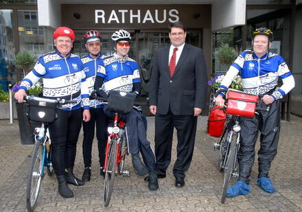 Bürgermeister Hans-Peter Haupt mit dem Radtouristik-Club Wesseling vor dem Rathaus