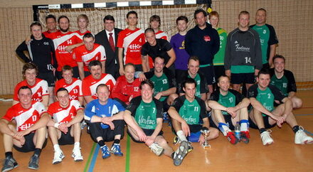 Bürgermeister Hans-Peter Haupt (Mitte) dankte den Handball-Herrenmannschaften des TuS Wesseling und des ESV-Traunstein für ein großartiges Spiel.