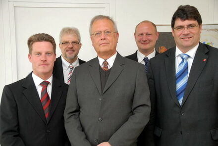 Bürgermeister Hans-Peter Haupt und Vorsitzender des Jugendhilfeausschusses, Olaf Krah, verabschiedeten Hans-Reinhard Schmidt in den wohlverdienten Ruhestand.