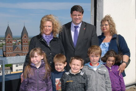 Vorschulkinder und Erzieherinnen der Kindertagesstätte Waldsiedlung mit Bürgermeister Hans-Peter-Haupt