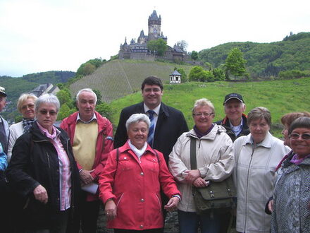 Senioren und Seniorinnen mit Bürgermeister Hans-Peter Haupt in Cochem