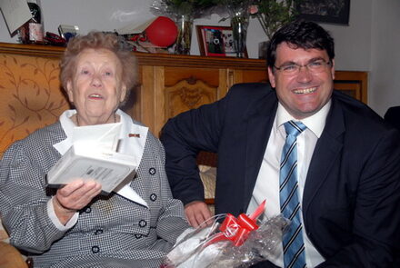 Bürgermeister Hans-Peter Haupt gratulierte Marianne Schneider zu ihrem 90. Geburtstag.