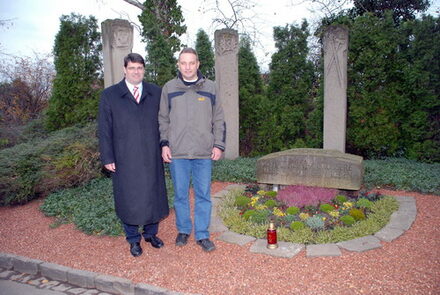 Bürgermeister Hans-Peter Haupt mit Guido Mittelhesper vor dem Ehrenmal in Keldenich.