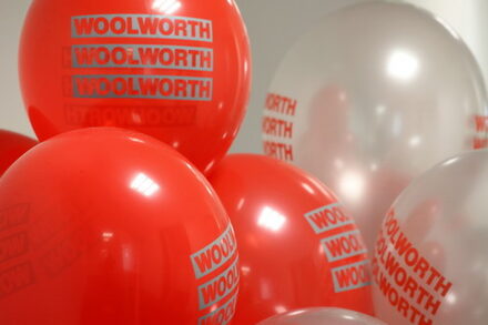 Foto: Luftballons mit Woolworth-Logo © Woolworth