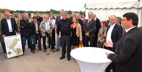 Bürgermeister Hans-Peter Haupt gab am Samstag den Startschuss für das neue Baugebiet Wohnpark Eichholz.