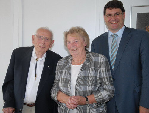Bürgermeister Hans–Peter Haupt (rechts) mit Maria Mund (Mitte) und Rudolf Freystadt (links)