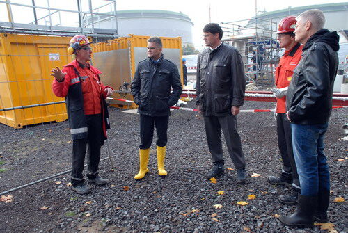 Bürgermeister Hans-Peter Haupt, Erwin Esser und Rolf-Peter Düffel, informierten sich vor Ort über den Fortgang der Arbeiten am Kerosinsee.