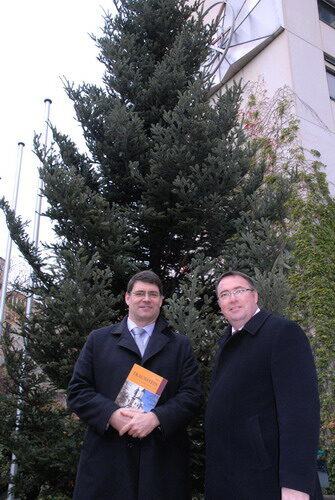 Bürgermeister Hans-Peter Haupt und Oberbürgermeister aus Traunstein Manfred Kösterke vor dem Tannenbaum am Rathaus