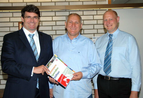 Mevludin Halibasic überreichte die Spende in Höhe von 400 Euro an Bürgermeister Hans-Peter Haupt (li.) und Michael Querbach (re.).