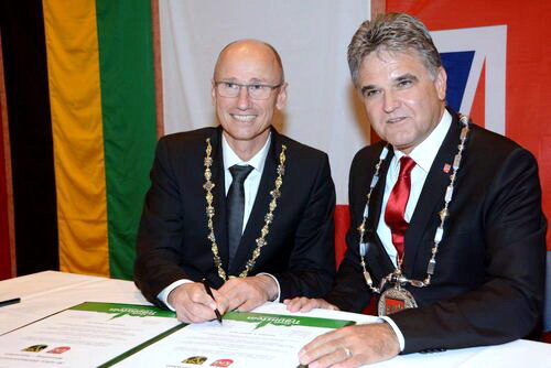 Bei der Unterzeichnung der Freundschaftsurkunden durch Oberbürgermeister Christian Kegel und Bürgermeister Erwin Esser