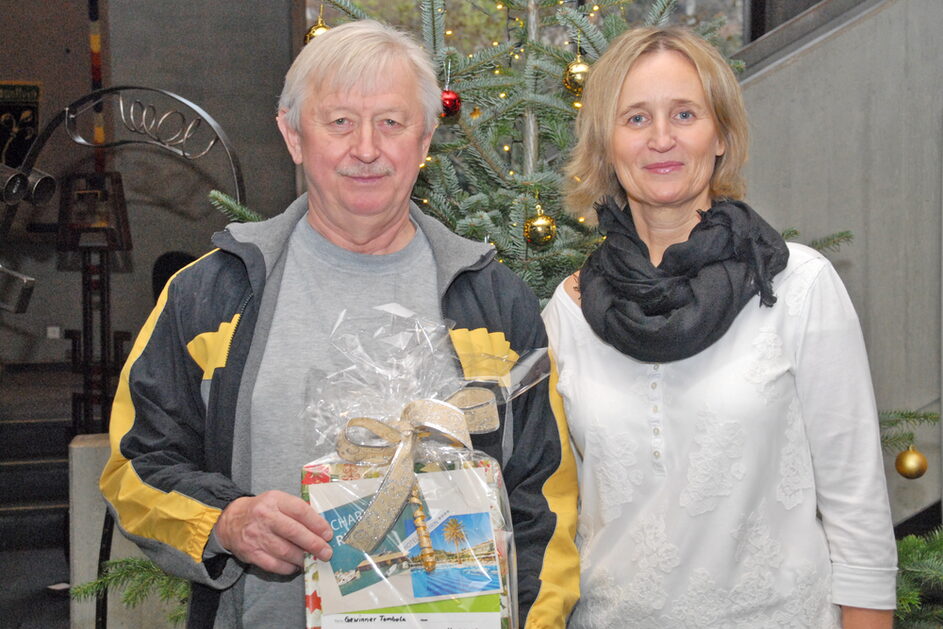 Gewinner Herbert Thiedig und Rathausmitarbeiterin Monika Halbritter