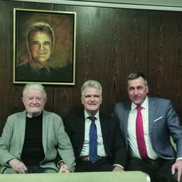 Die Bürgermeister Ralph Manzke und Erwin Esser gemeinsam mit Herrn Stock auf der Zuschauertribüne des Ratsaals unter dem Portrait Erwin Essers